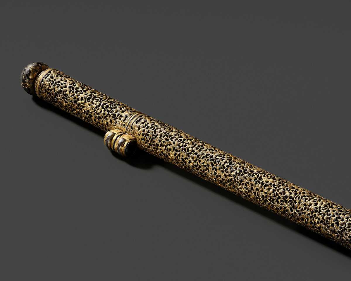 Lot 6 - A FINE RETICULATED GILT-DAMASCENED IRON PEN HOLDER, TIBET, 15TH-16TH CENTURY