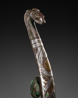 Lot 141 - A GOLD AND SILVER-INLAID BRONZE BELT HOOK, WARRING STATES PERIOD-HAN DYNASTY