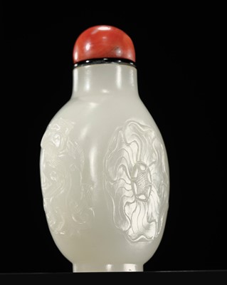 Lot 170 - A FINE WHITE JADE ‘FENGJUANGUI (MALLOW CURLING IN THE WIND)’ SNUFF BOTTLE, 1736-1820