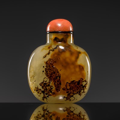 Lot 469 - A CARVED SILHOUETTE AGATE ‘HAWK’ SNUFF BOTTLE, 1760-1860