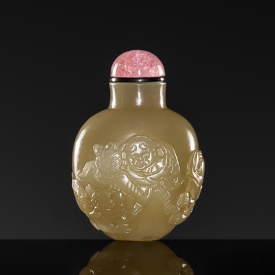 Lot 461 - A BROWN AND WHITE JADE ‘LION OF THE SHAKYAS’ SNUFF BOTTLE, 18TH-19TH CENTURY