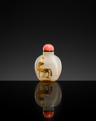 A CAMEO AGATE ‘DEER AND HORSE’ SNUFF BOTTLE, 1750-1850