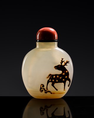 A CAMEO AGATE ‘DEER AND HORSE’ SNUFF BOTTLE, 1750-1850