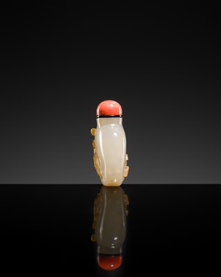 A CAMEO AGATE ‘DEER AND HORSE’ SNUFF BOTTLE, 1750-1850