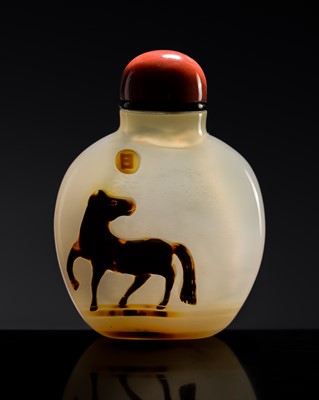 A CAMEO AGATE ‘DEER AND HORSE’ SNUFF BOTTLE, 1750-1850