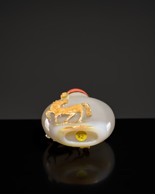 A CAMEO AGATE ‘DEER AND HORSE’ SNUFF BOTTLE, 1750-1850