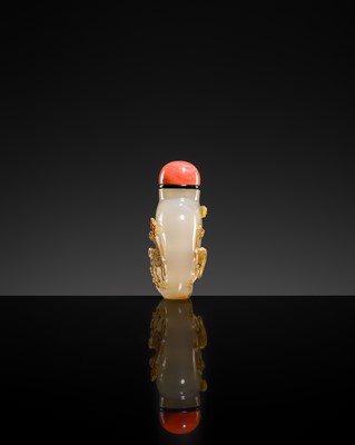A CAMEO AGATE ‘DEER AND HORSE’ SNUFF BOTTLE, 1750-1850