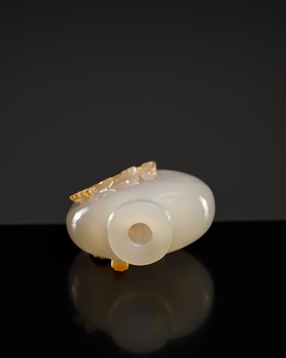 A CAMEO AGATE ‘DEER AND HORSE’ SNUFF BOTTLE, 1750-1850