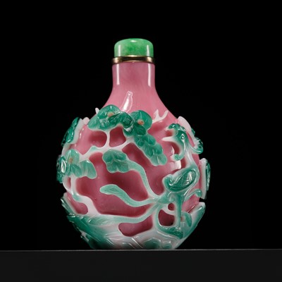 Lot 176 - AN EMERALD-GREEN AND MILKY-WHITE DOUBLE OVERLAY PINK GLASS ‘PHOENIX’ SNUFF BOTTLE, 1760-1880