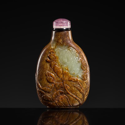 Lot 465 - A RUSSET AND CELADON JADE ‘FROG ON LOTUS’ SNUFF BOTTLE, MASTER OF THE ROCKS SCHOOL, 1740-1850
