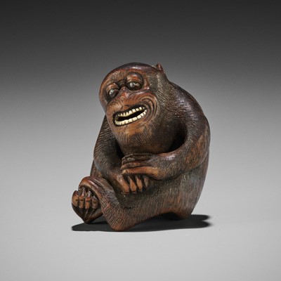 Lot 197 - A HUMOROUS WOOD NETSUKE OF A SMILING MONKEY, SCHOOL OF KANO TOMOKAZU