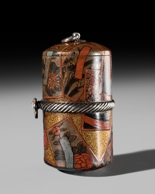 Lot 354 - AN UNUSUAL LACQUER HAKO (BOX) NETSUKE DEPICTING POEM SLIPS