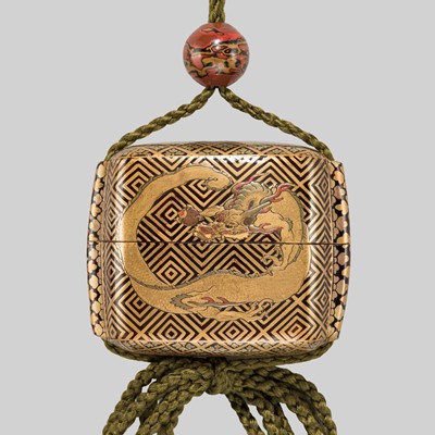 Lot 8 - A SINGLE-CASE LACQUER INRO WITH WRITHING DRAGONS