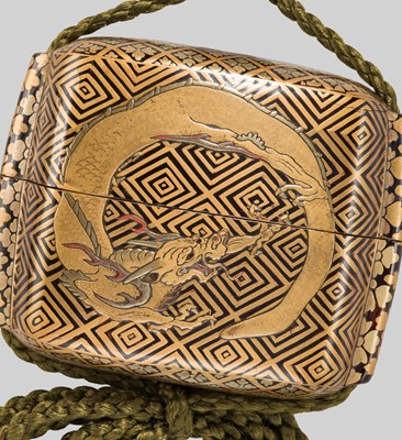 Lot 8 - A SINGLE-CASE LACQUER INRO WITH WRITHING DRAGONS