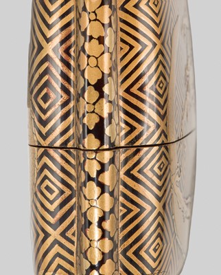 Lot 8 - A SINGLE-CASE LACQUER INRO WITH WRITHING DRAGONS