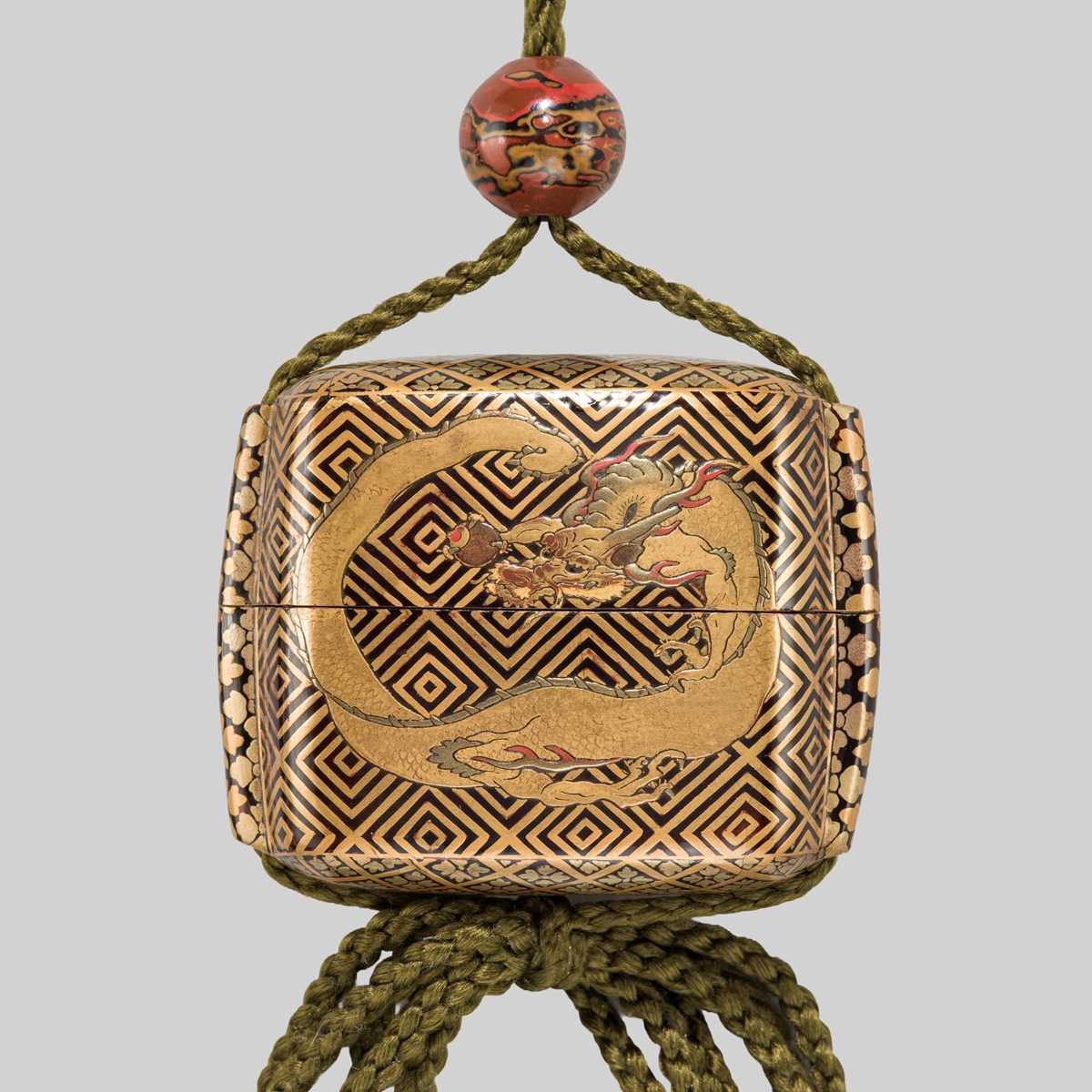 Lot 8 - A SINGLE-CASE LACQUER INRO WITH WRITHING DRAGONS