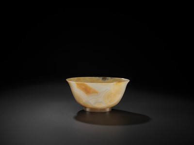Lot 35 - A TRANSLUCENT BANDED AGATE BOWL, QING DYNASTY