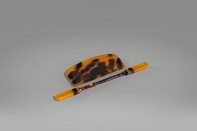 Lot 1560 - A MATCHING SET OF A TORTOISESHELL POLYMERE KUSHI (COMB) AND KOGAI (HAIRPIN)