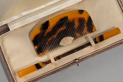 Lot 1560 - A MATCHING SET OF A TORTOISESHELL POLYMERE KUSHI (COMB) AND KOGAI (HAIRPIN)