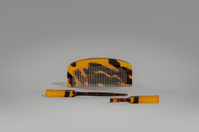 Lot 1560 - A MATCHING SET OF A TORTOISESHELL POLYMERE KUSHI (COMB) AND KOGAI (HAIRPIN)