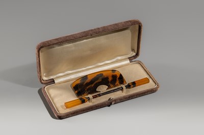 Lot 1560 - A MATCHING SET OF A TORTOISESHELL POLYMERE KUSHI (COMB) AND KOGAI (HAIRPIN)
