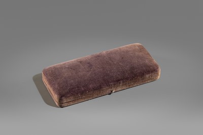 Lot 1560 - A MATCHING SET OF A TORTOISESHELL POLYMERE KUSHI (COMB) AND KOGAI (HAIRPIN)