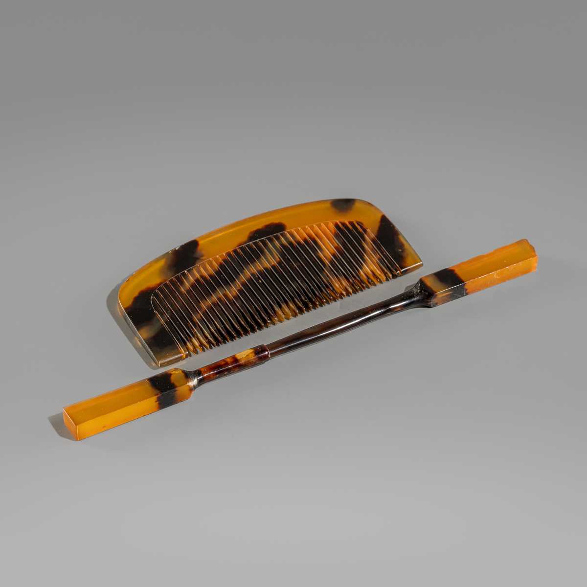 Lot 1560 - A MATCHING SET OF A TORTOISESHELL POLYMERE KUSHI (COMB) AND KOGAI (HAIRPIN)