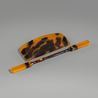 Lot 1560 - A MATCHING SET OF A TORTOISESHELL POLYMERE KUSHI (COMB) AND KOGAI (HAIRPIN)