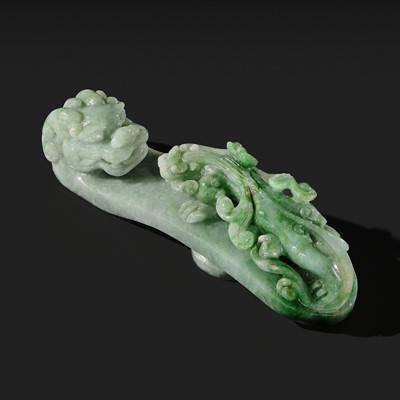 Lot 458 - A GREEN JADEITE ‘DRAGON’ BELT HOOK, LATE QING DYNASTY