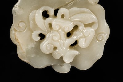 A WHITE JADE 'BAT AND LINGZHI' PENDANT, QING DYNASTY