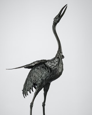 Lot 4 - A VERY LARGE BRONZE FIGURE OF A CRANE