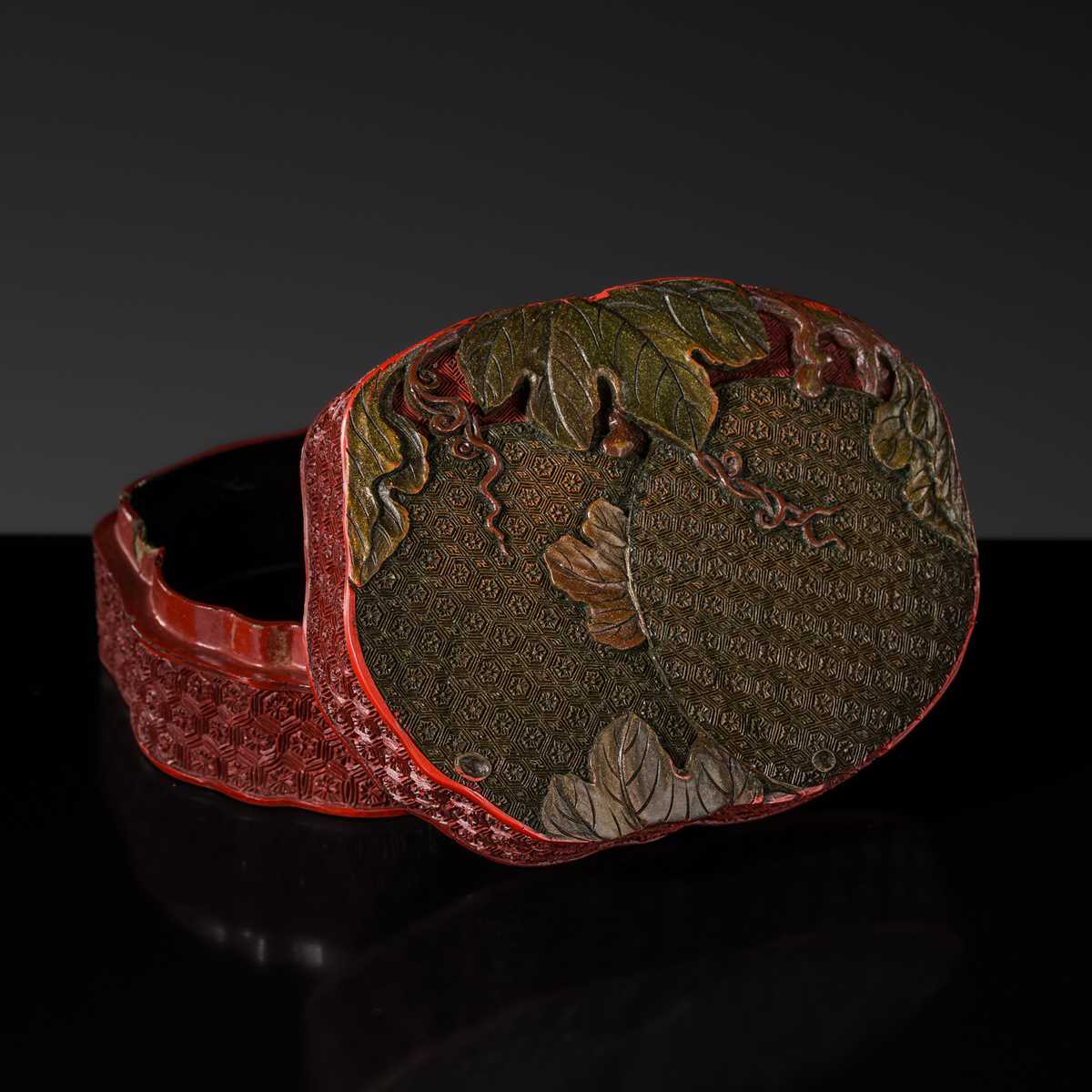 A THREE-COLORED LACQUER ‘MELON’ BOX AND COVER, QIANLONG PERIOD