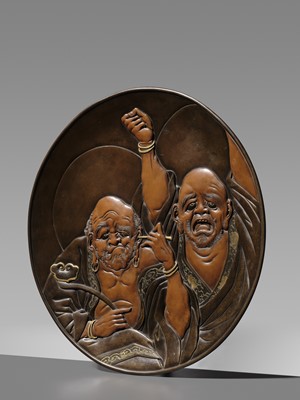 Lot 32 - A SUPERB AND LARGE MIYAO STYLE PARCEL GILT BRONZE CHARGER DEPICTING TWO RAKAN