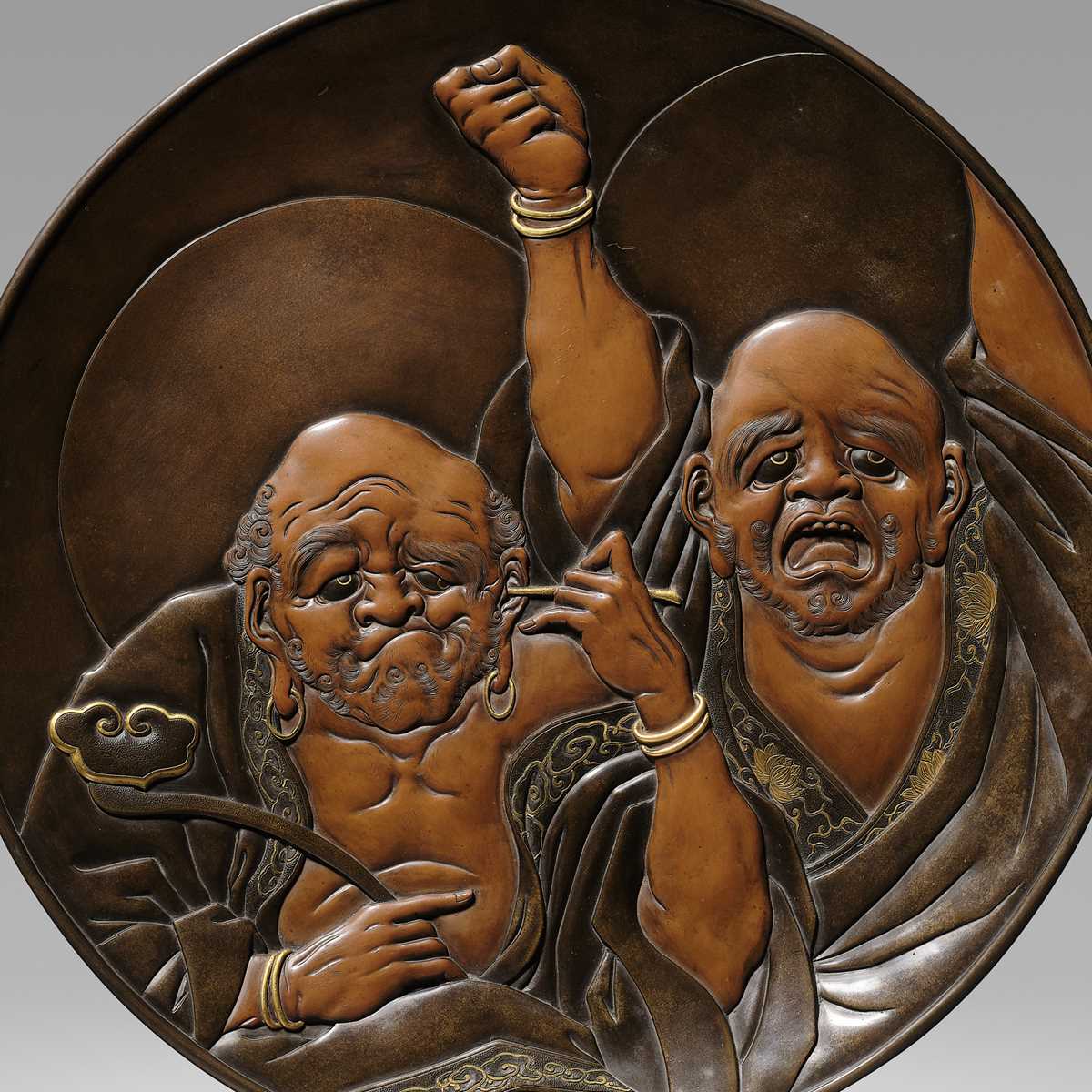 Lot 32 - A SUPERB AND LARGE MIYAO STYLE PARCEL GILT BRONZE CHARGER DEPICTING TWO RAKAN