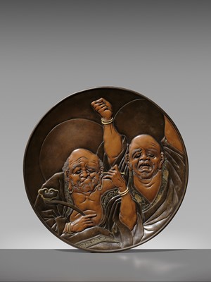 Lot 32 - A SUPERB AND LARGE MIYAO STYLE PARCEL GILT BRONZE CHARGER DEPICTING TWO RAKAN