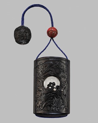 Lot 44 - A SUPERB AND LARGE EBONY WOOD THREE-CASE INRO DEPICTING TURTLES, WAFTING WAVES, AND A ROCK CRYSTAL BALL (YASAKI NO NAGATAMA)