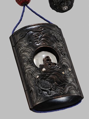 Lot 44 - A SUPERB AND LARGE EBONY WOOD THREE-CASE INRO DEPICTING TURTLES, WAFTING WAVES, AND A ROCK CRYSTAL BALL (YASAKI NO NAGATAMA)