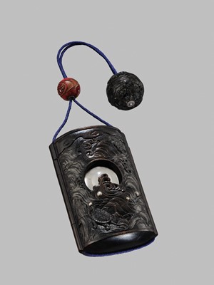 Lot 44 - A SUPERB AND LARGE EBONY WOOD THREE-CASE INRO DEPICTING TURTLES, WAFTING WAVES, AND A ROCK CRYSTAL BALL (YASAKI NO NAGATAMA)