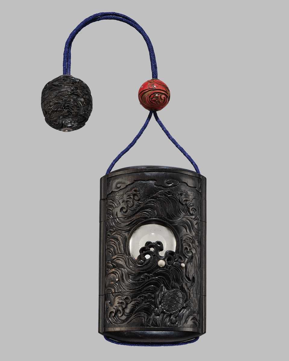 Lot 44 - A SUPERB AND LARGE EBONY WOOD THREE-CASE INRO DEPICTING TURTLES, WAFTING WAVES, AND A ROCK CRYSTAL BALL (YASAKI NO NAGATAMA)