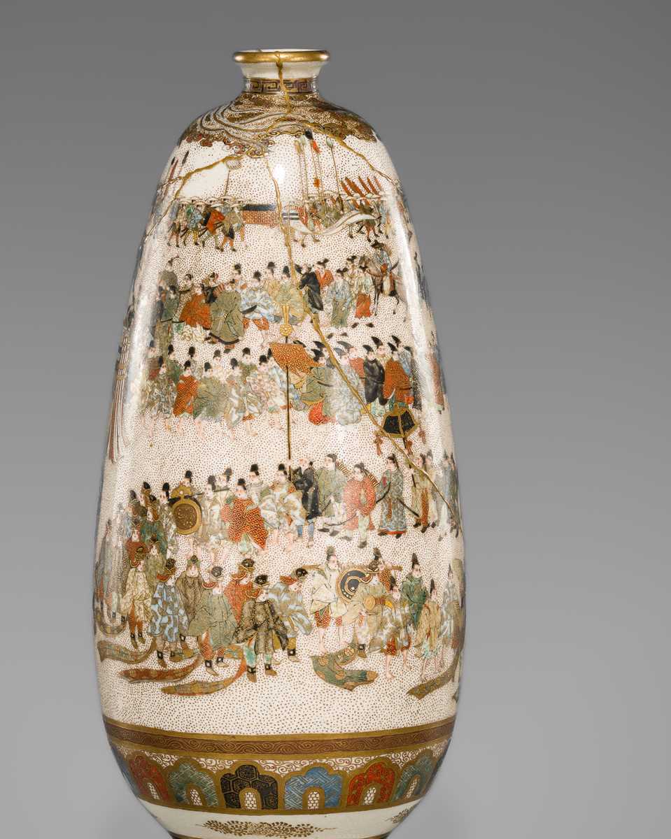 Lot 1568 - A FINE SATSUMA CERAMIC VASE DEPICTING A DAIMYO PROCESSION