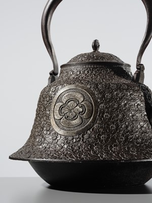 FUJITA TAKAYASU: A VERY LARGE (42.5 CM) IRON NAMBU TEKKI YONEZAWA FUJI-SHAPED TETSUBIN (TEA KETTLE) WITH MARU NI MOKKO MON