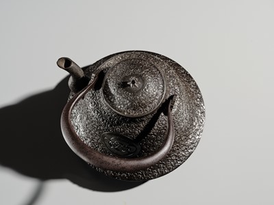 FUJITA TAKAYASU: A VERY LARGE (42.5 CM) IRON NAMBU TEKKI YONEZAWA FUJI-SHAPED TETSUBIN (TEA KETTLE) WITH MARU NI MOKKO MON
