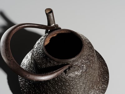 FUJITA TAKAYASU: A VERY LARGE (42.5 CM) IRON NAMBU TEKKI YONEZAWA FUJI-SHAPED TETSUBIN (TEA KETTLE) WITH MARU NI MOKKO MON