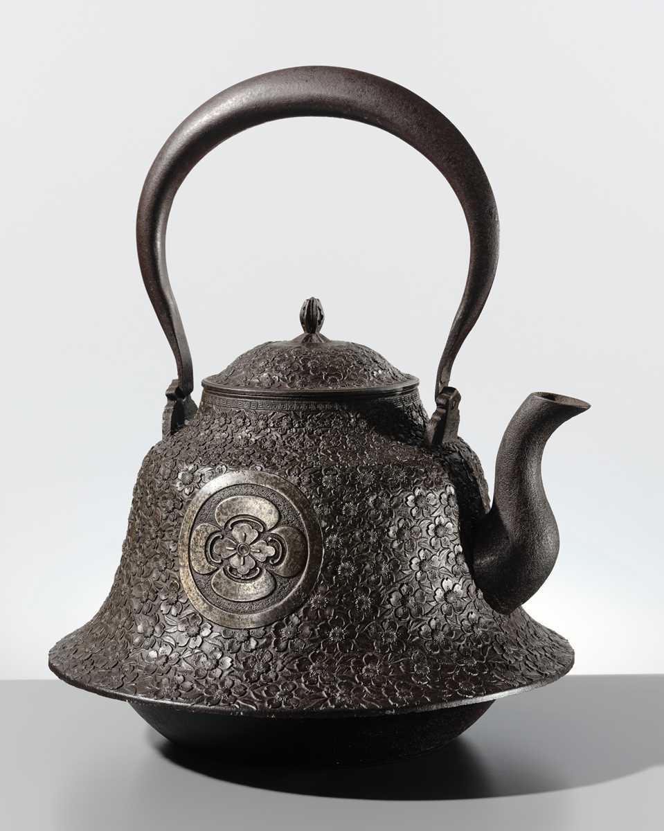 FUJITA TAKAYASU: A VERY LARGE (42.5 CM) IRON NAMBU TEKKI YONEZAWA FUJI-SHAPED TETSUBIN (TEA KETTLE) WITH MARU NI MOKKO MON
