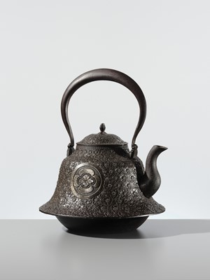 FUJITA TAKAYASU: A VERY LARGE (42.5 CM) IRON NAMBU TEKKI YONEZAWA FUJI-SHAPED TETSUBIN (TEA KETTLE) WITH MARU NI MOKKO MON