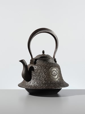 FUJITA TAKAYASU: A VERY LARGE (42.5 CM) IRON NAMBU TEKKI YONEZAWA FUJI-SHAPED TETSUBIN (TEA KETTLE) WITH MARU NI MOKKO MON
