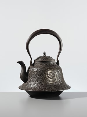 FUJITA TAKAYASU: A VERY LARGE (42.5 CM) IRON NAMBU TEKKI YONEZAWA FUJI-SHAPED TETSUBIN (TEA KETTLE) WITH MARU NI MOKKO MON