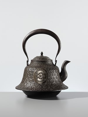 FUJITA TAKAYASU: A VERY LARGE (42.5 CM) IRON NAMBU TEKKI YONEZAWA FUJI-SHAPED TETSUBIN (TEA KETTLE) WITH MARU NI MOKKO MON