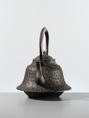 FUJITA TAKAYASU: A VERY LARGE (42.5 CM) IRON NAMBU TEKKI YONEZAWA FUJI-SHAPED TETSUBIN (TEA KETTLE) WITH MARU NI MOKKO MON