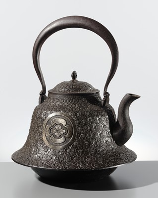 FUJITA TAKAYASU: A VERY LARGE (42.5 CM) IRON NAMBU TEKKI YONEZAWA FUJI-SHAPED TETSUBIN (TEA KETTLE) WITH MARU NI MOKKO MON